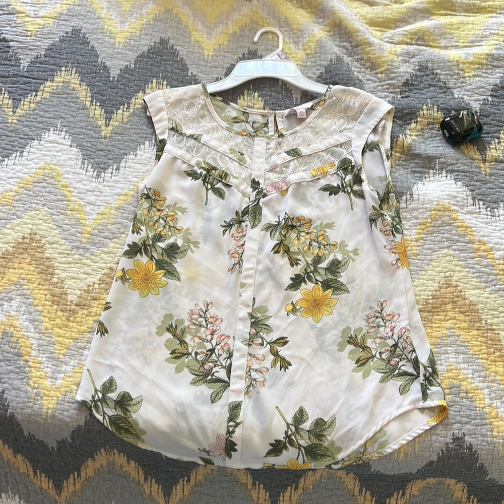 Brand: Candies, Color: White, with accents of green, yellow, and pink, Size: XS